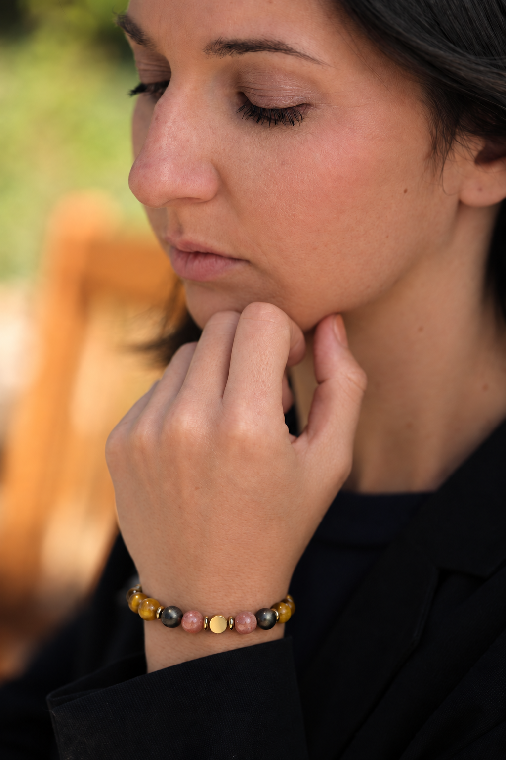 Bracelet plus loin porté au poignet — Atelier Sémio