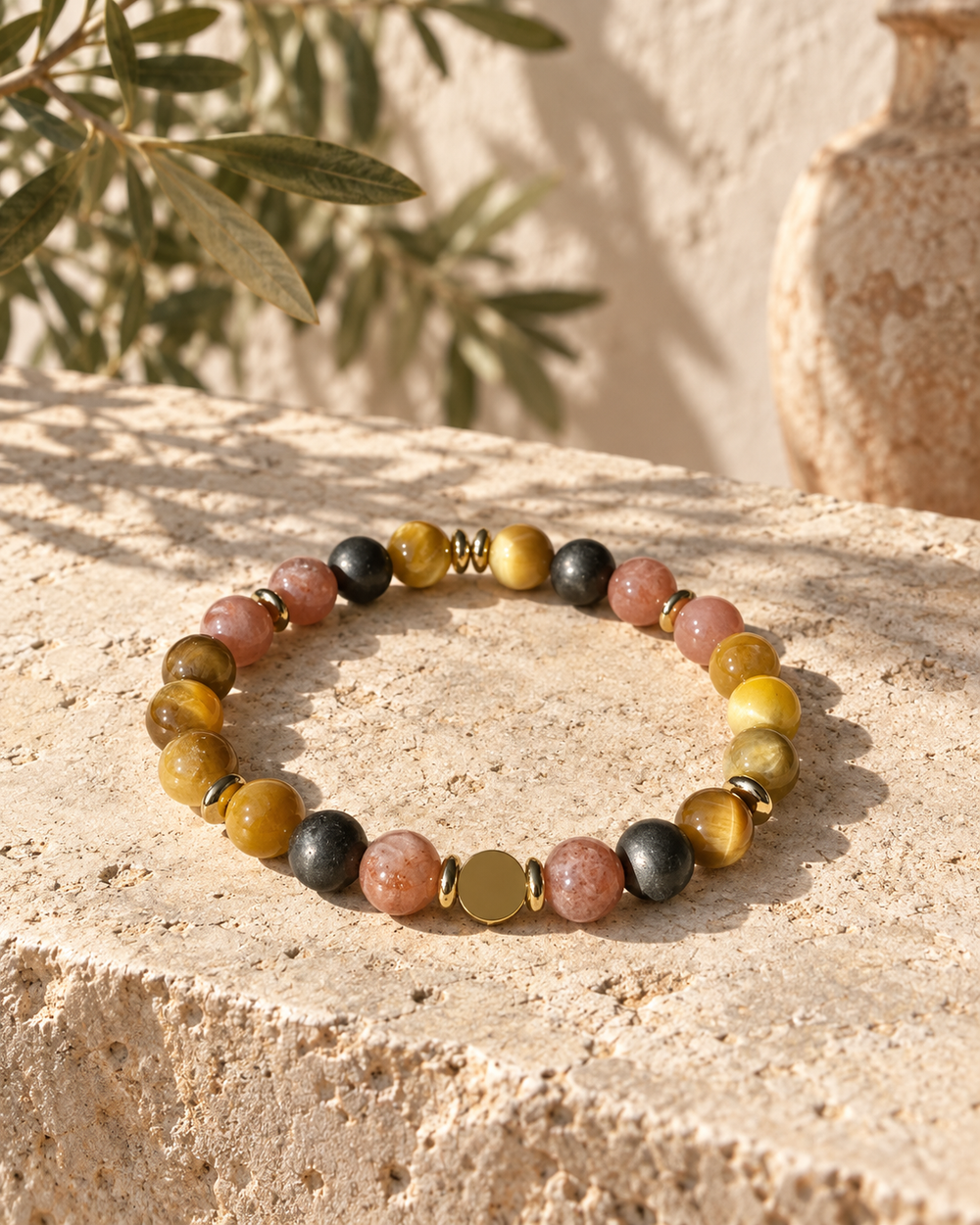 Bracelet Plus loin présenté sur une pierre claire dans un décor méditerranéen