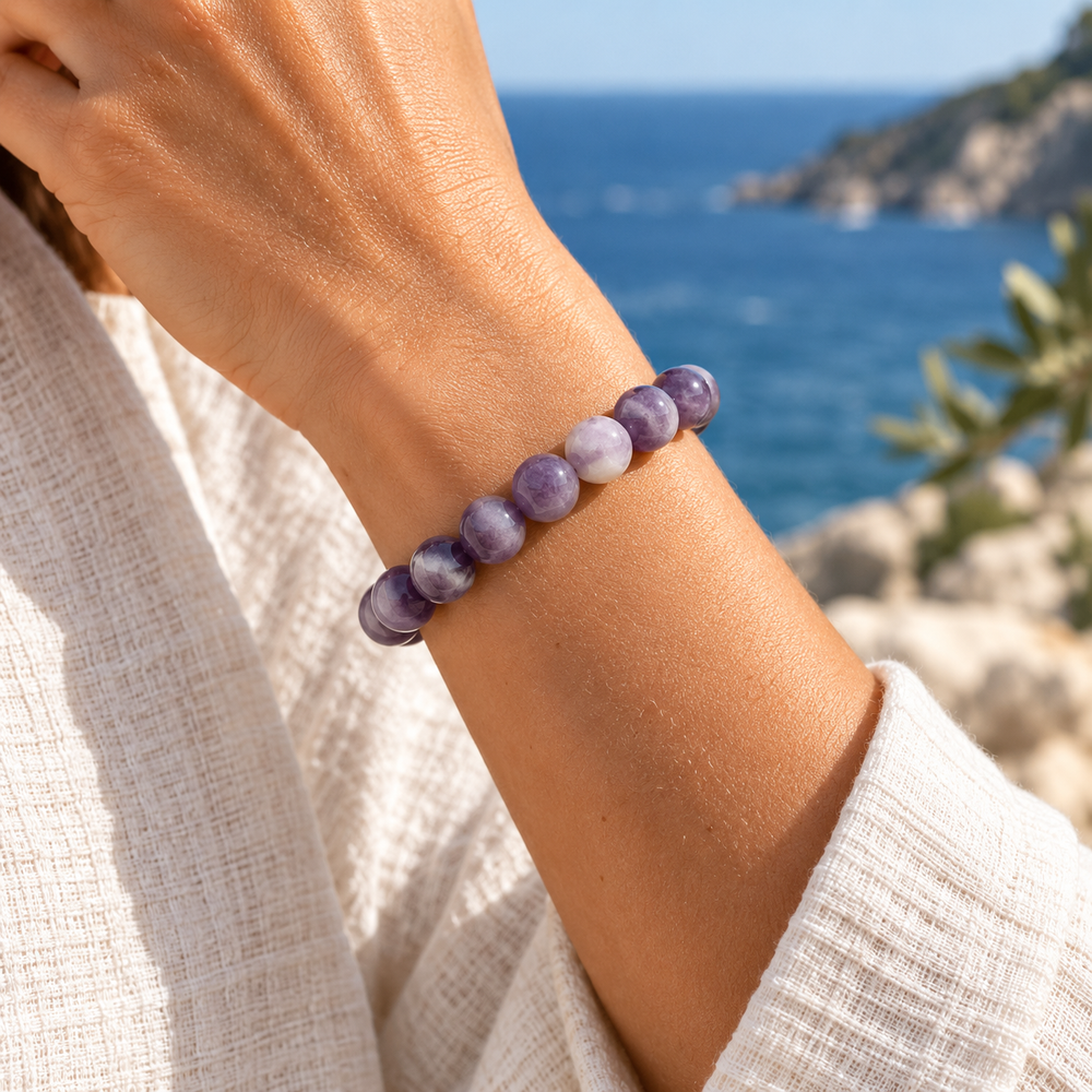 Bracelet en améthyste naturelle porté au poignet, perles 8 mm, Atelier Sémio.