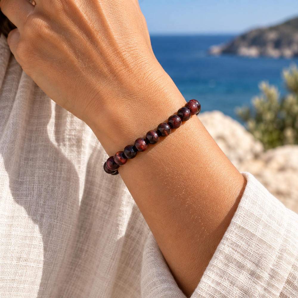 Bracelet en œil de Taureau naturel porté au poignet, perles 8 mm, Atelier Sémio.