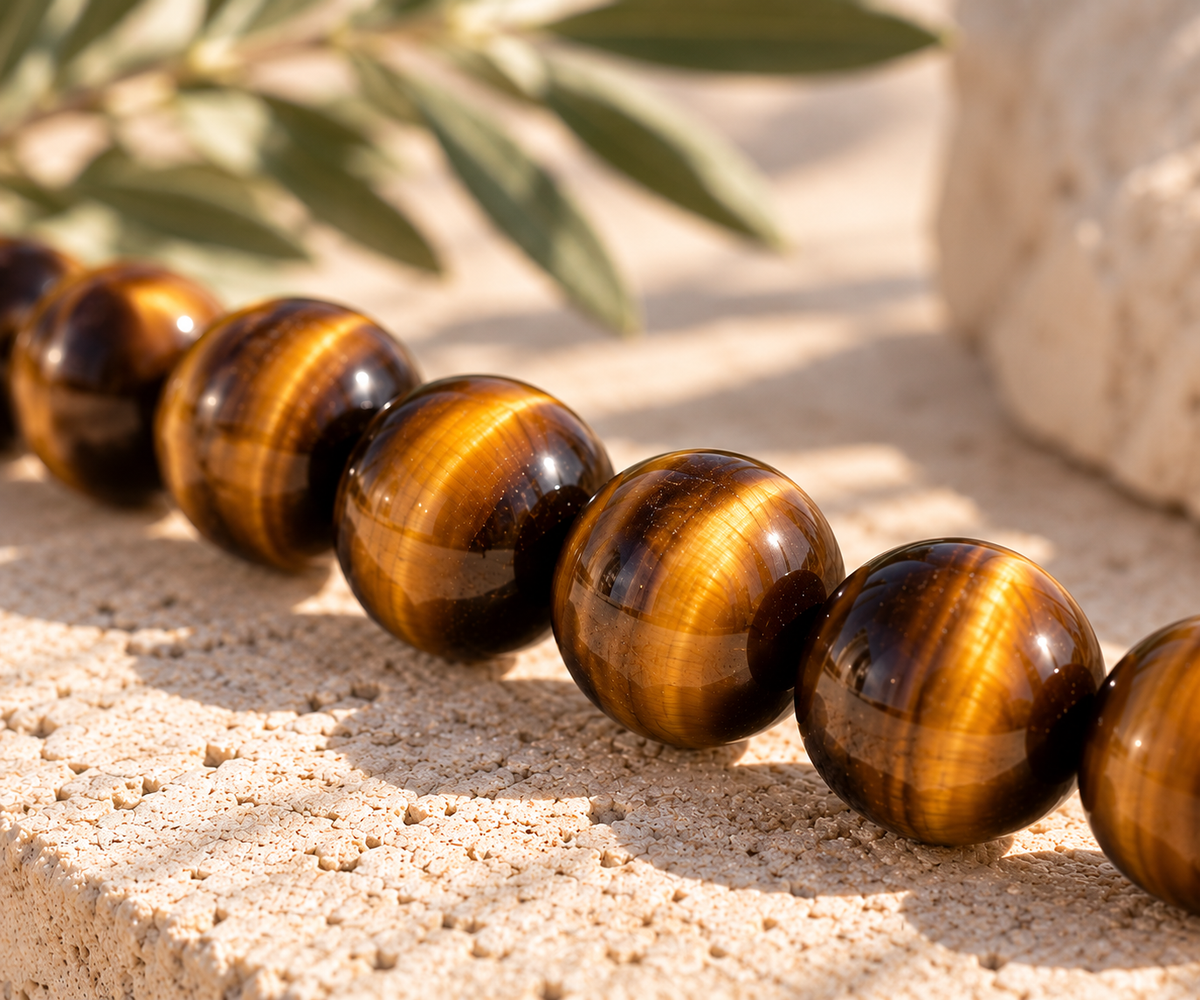 Gros plan sur les perles en œil de tigre naturel, reflets dorés et bruns, texture et veinages, Atelier Sémio.