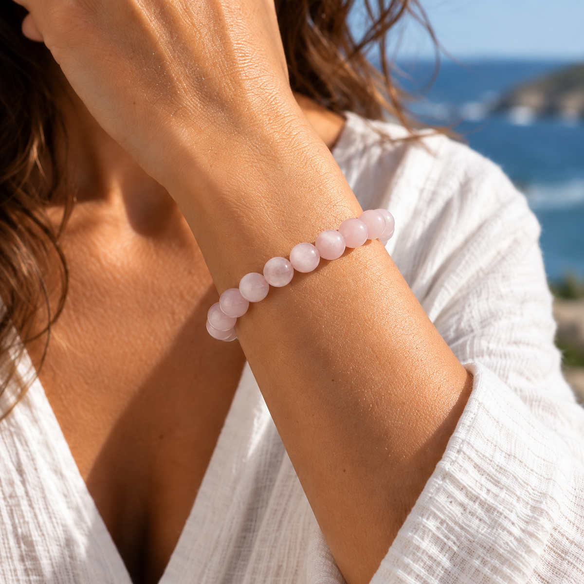 Bracelet en quartz rose naturel porté au poignet, perles 8 mm, Atelier Sémio.