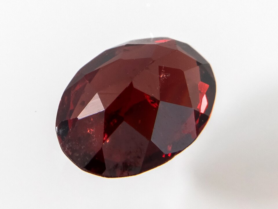 Grenat rouge taillé à facettes