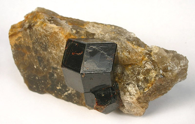 Grenat almandin : cristal naturel sur sa roche
